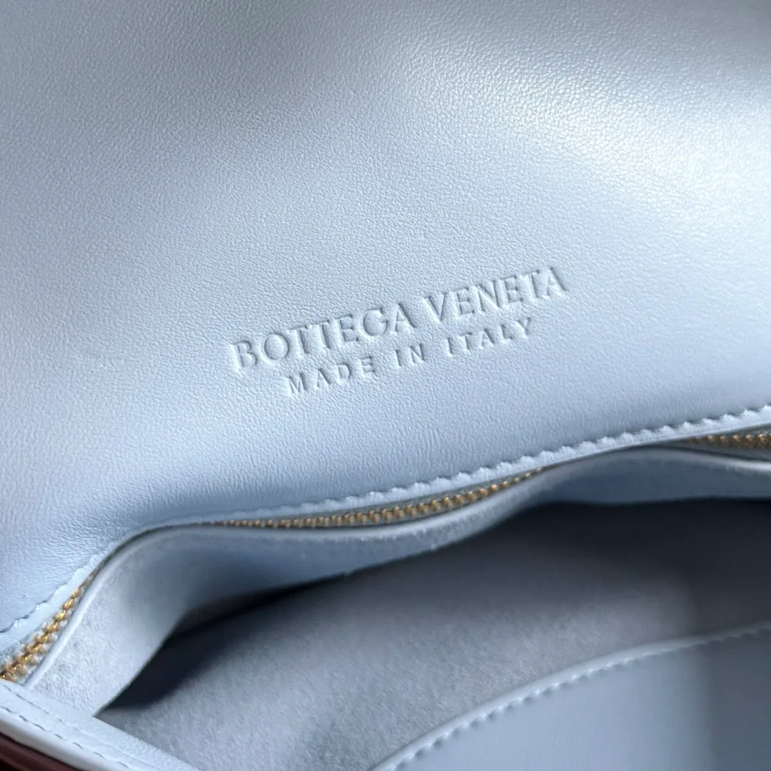 Batch 1520 Inspired by the 1970s, the Bottega Veneta women's logo shoulder bag has a smooth leather surface that brings a clean and handsome feel, just like the neatness and tenacity of a working woman. The front buckle has high-quality hardware pendant body, the overall retro elegance, and the excellent leather feels soft. This Bottega Veneta series can be described as beautiful, weakening the complexity of the outfit, not competing for it, and only using the best quality to interpret itself. Style number: 806030 (small size) Size: 27*16*6cm